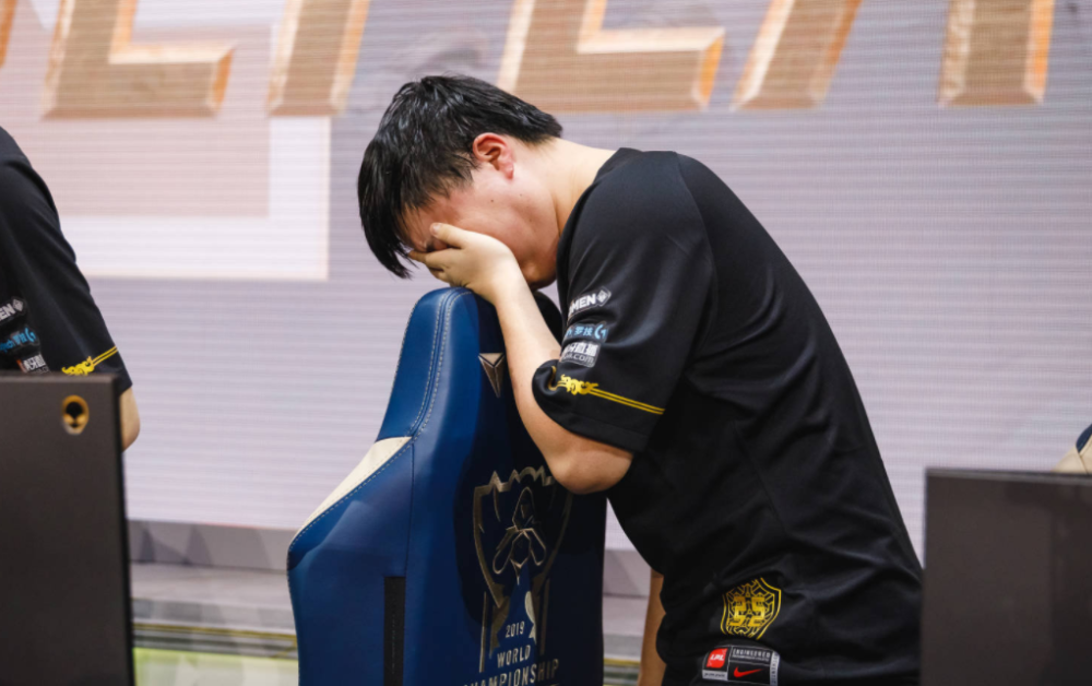 开云体育-CLG险胜TES，Uzi操刀奇招英雄翻盘激烈交锋淘汰赛，点燃全场激情