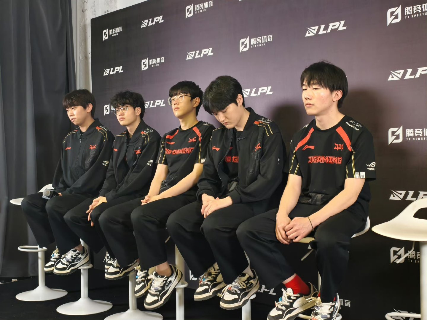 JDG碾压100T,Zeus团战一打五激烈交锋四强赛,强势挺进下一轮 JDG碾压100T,Zeus团战一打五激烈交锋四强赛,强势挺进下一轮