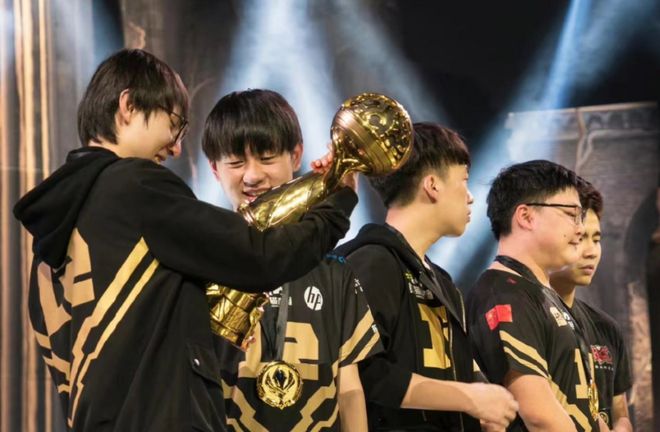 开云体育APP下载-PSG翻盘RNG，Doinb极限生还后反打峡谷大战入围赛，让粉丝疯狂欢呼的简单介绍