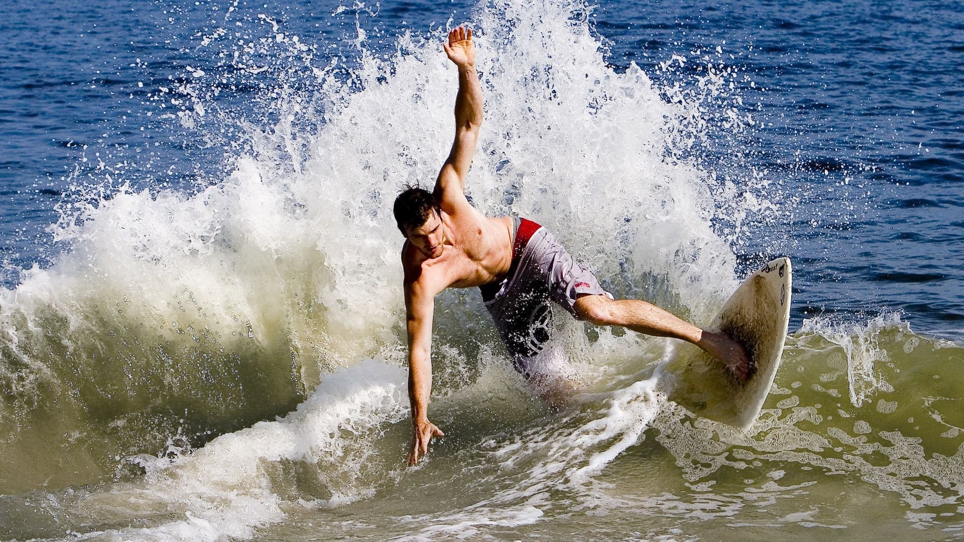 字母哥狂暴40+15+10！热火主场血洗雷霆迎三连胜，希腊怪兽彻底统治攻防